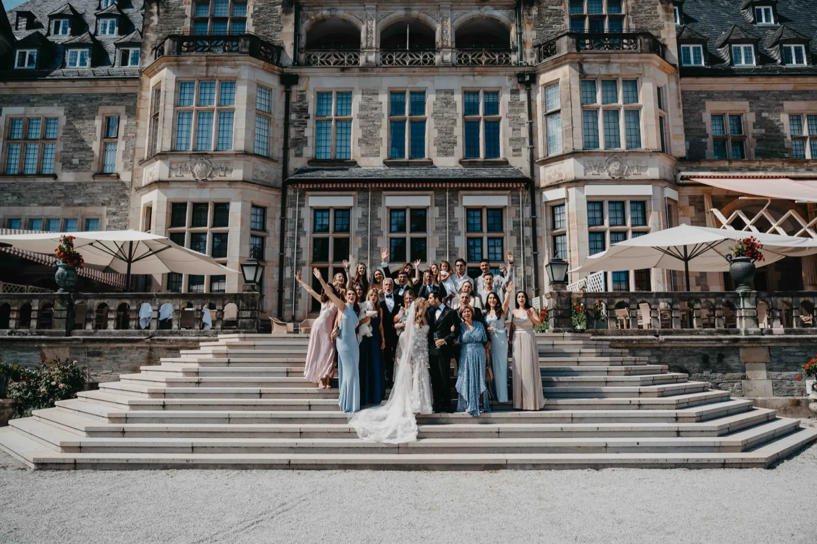 Die Hochzeitsgesellschaft auf der Freitreppe der Villa Rothschild