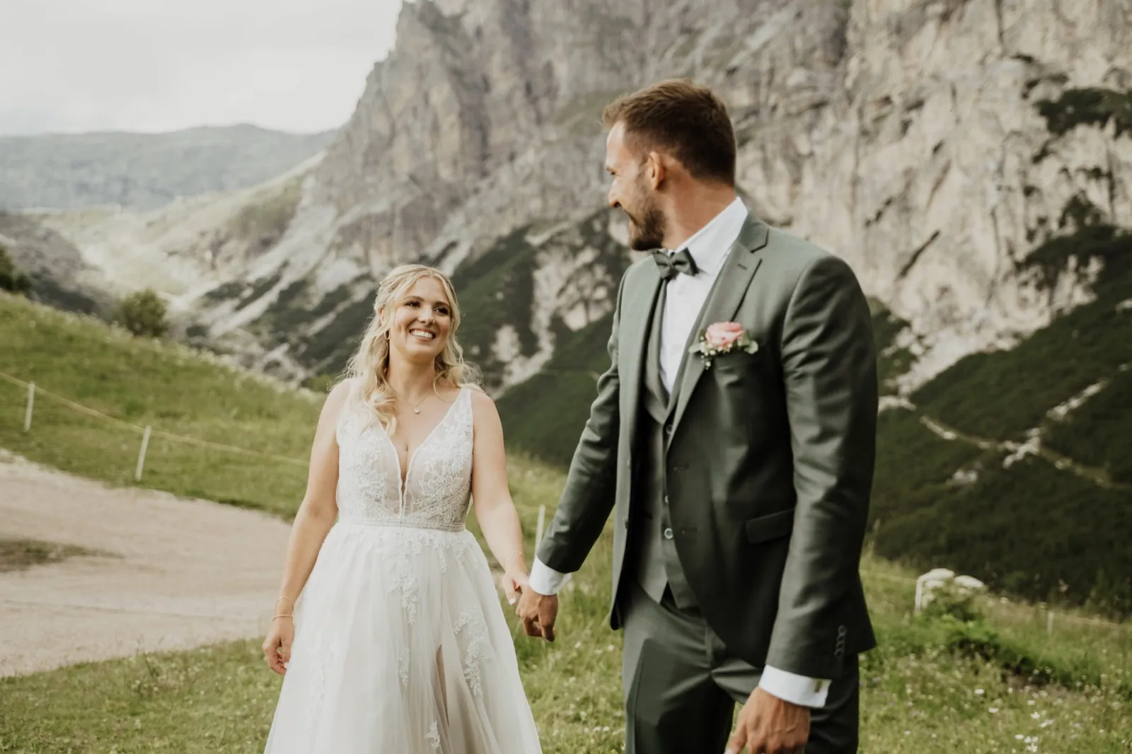 Katrin und Markus Hand in Hand vor der Bergkulisse der Dolomiten